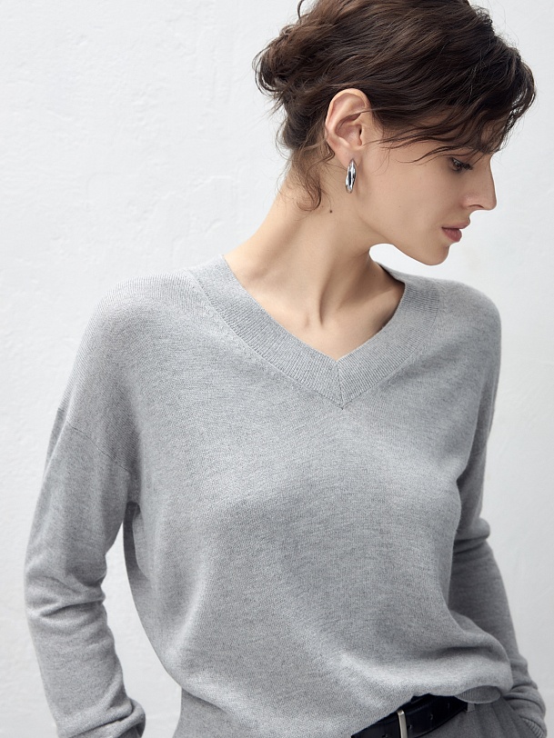 Базовый джемпер с V-образным вырезом