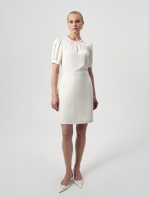 Блуза из атласа с декоративной горловиной