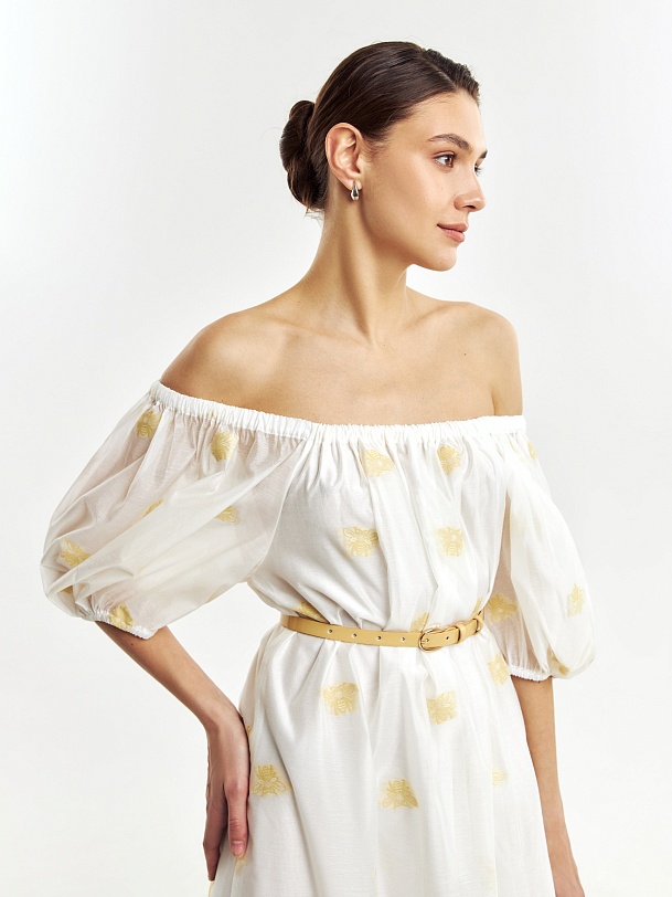 Платье с вышивкой и открытыми плечами