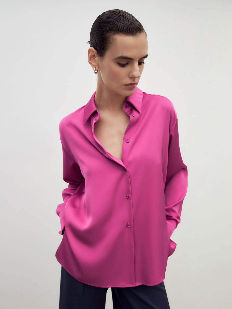 Классическая свободная блузка из яркой атласной ткани