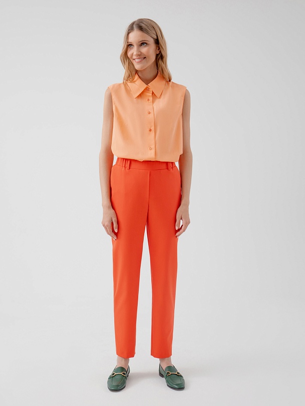 Яркие зауженные брюки из костюмной ткани