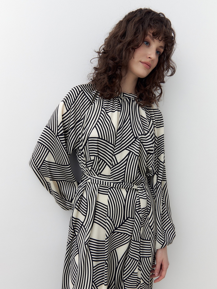 Свободное атласное платье