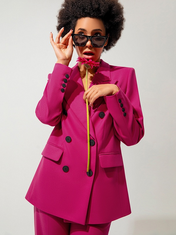 Прямой двубортный жакет цвета фуксия