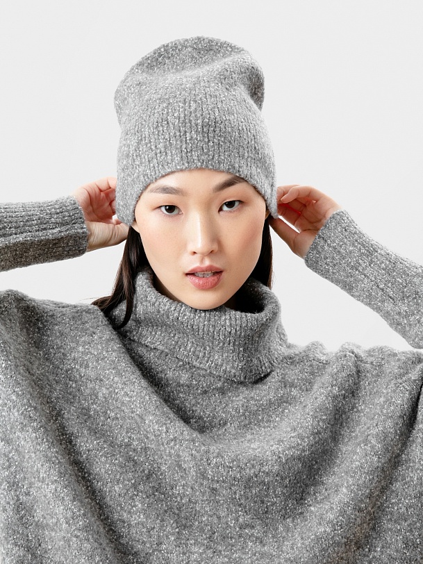 Женская шапка из фактурного вязаного трикотажа 