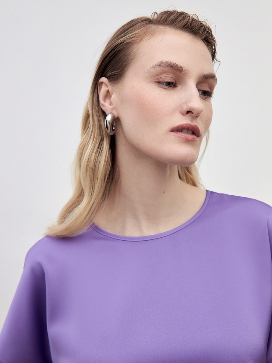 Свободная блуза из сиреневой атласной ткани