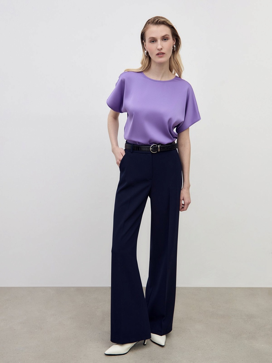 Свободная блуза из сиреневой атласной ткани