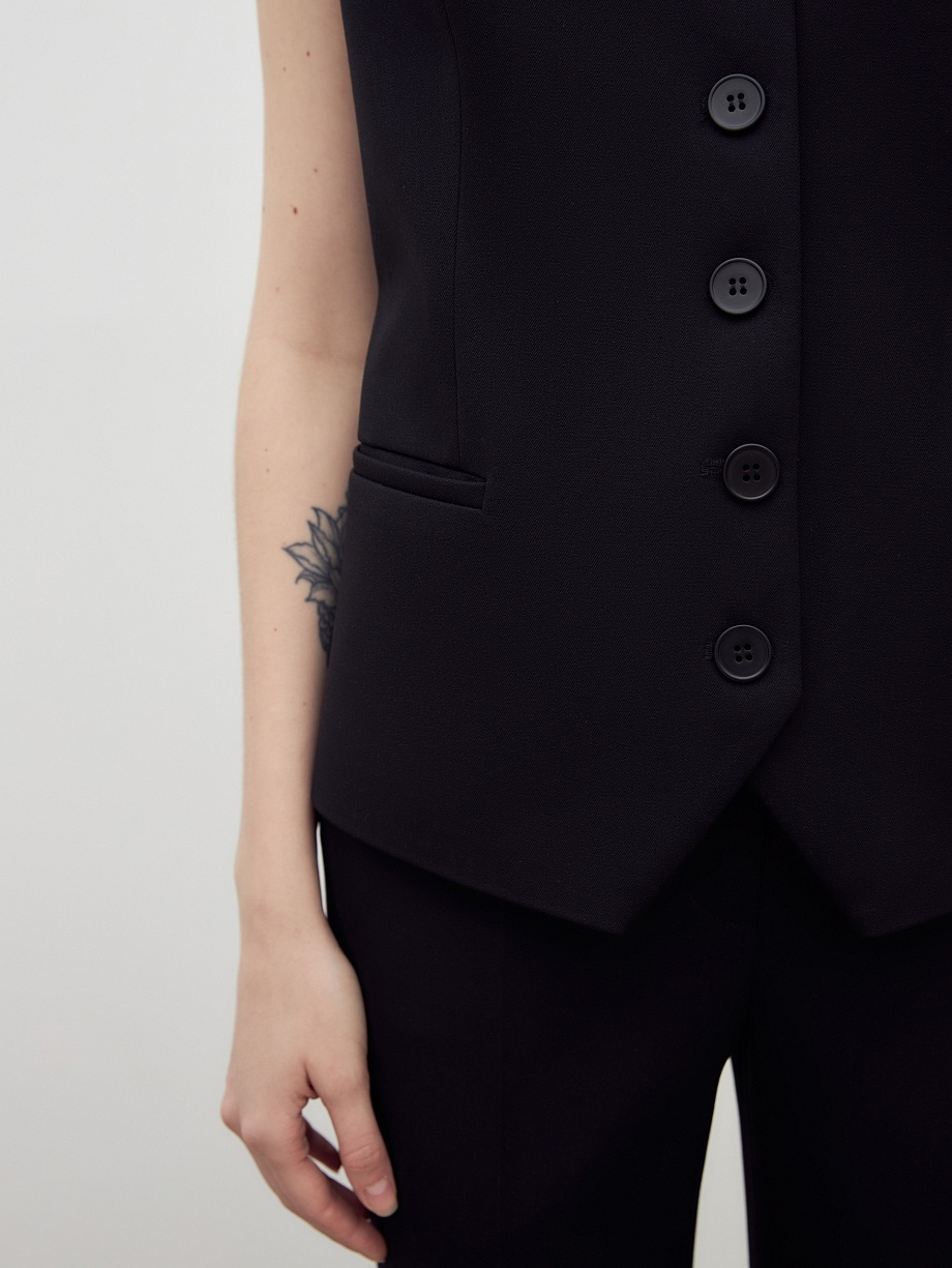 Жилет полуприлегающего силуэта из костюмной ткани