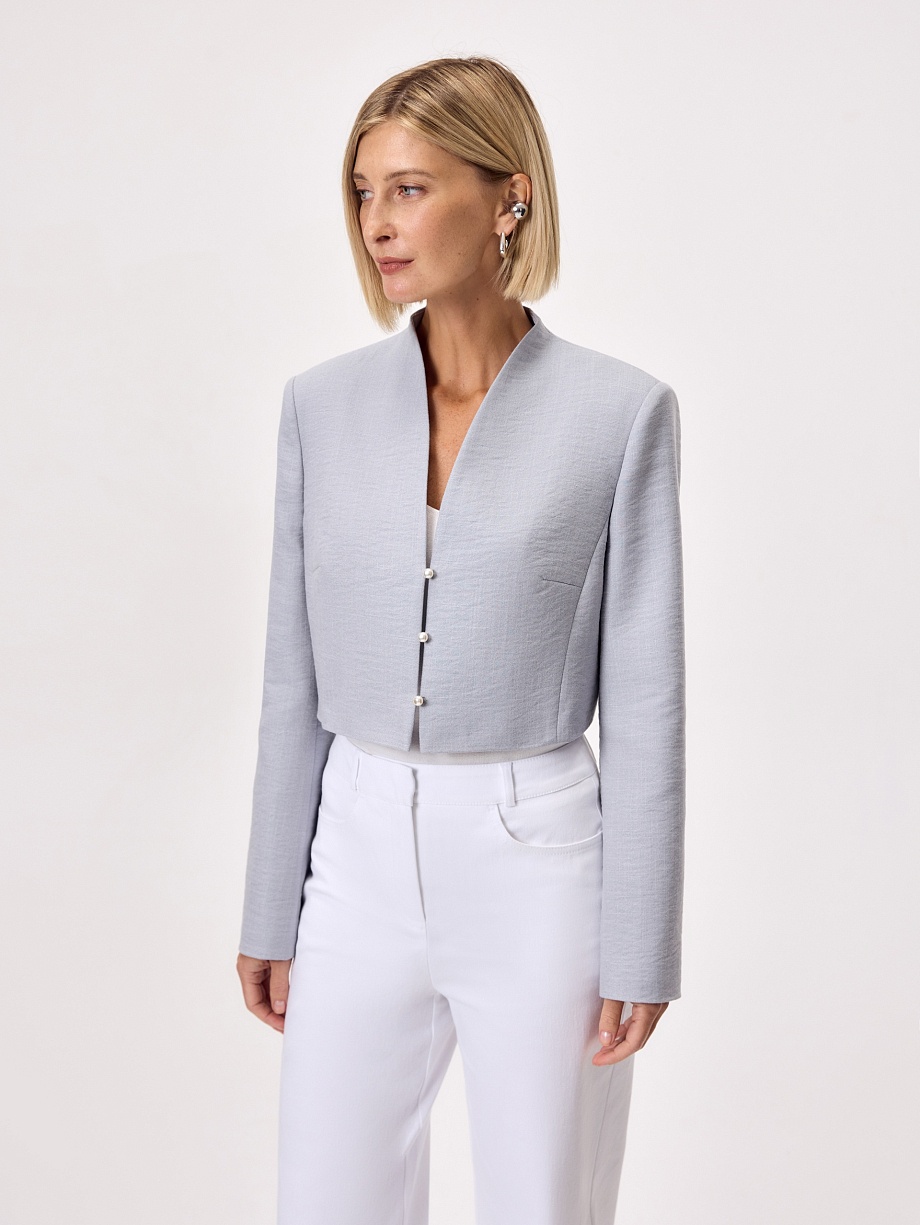 Укороченный жакет с декоративными пуговицами