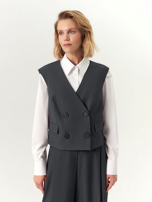 Жилет укороченный с вышивкой на спинке