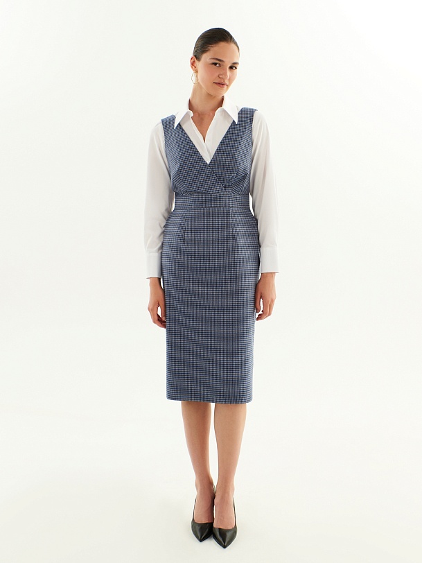 Приталенный сарафан на широких лямках с имитацией запаха