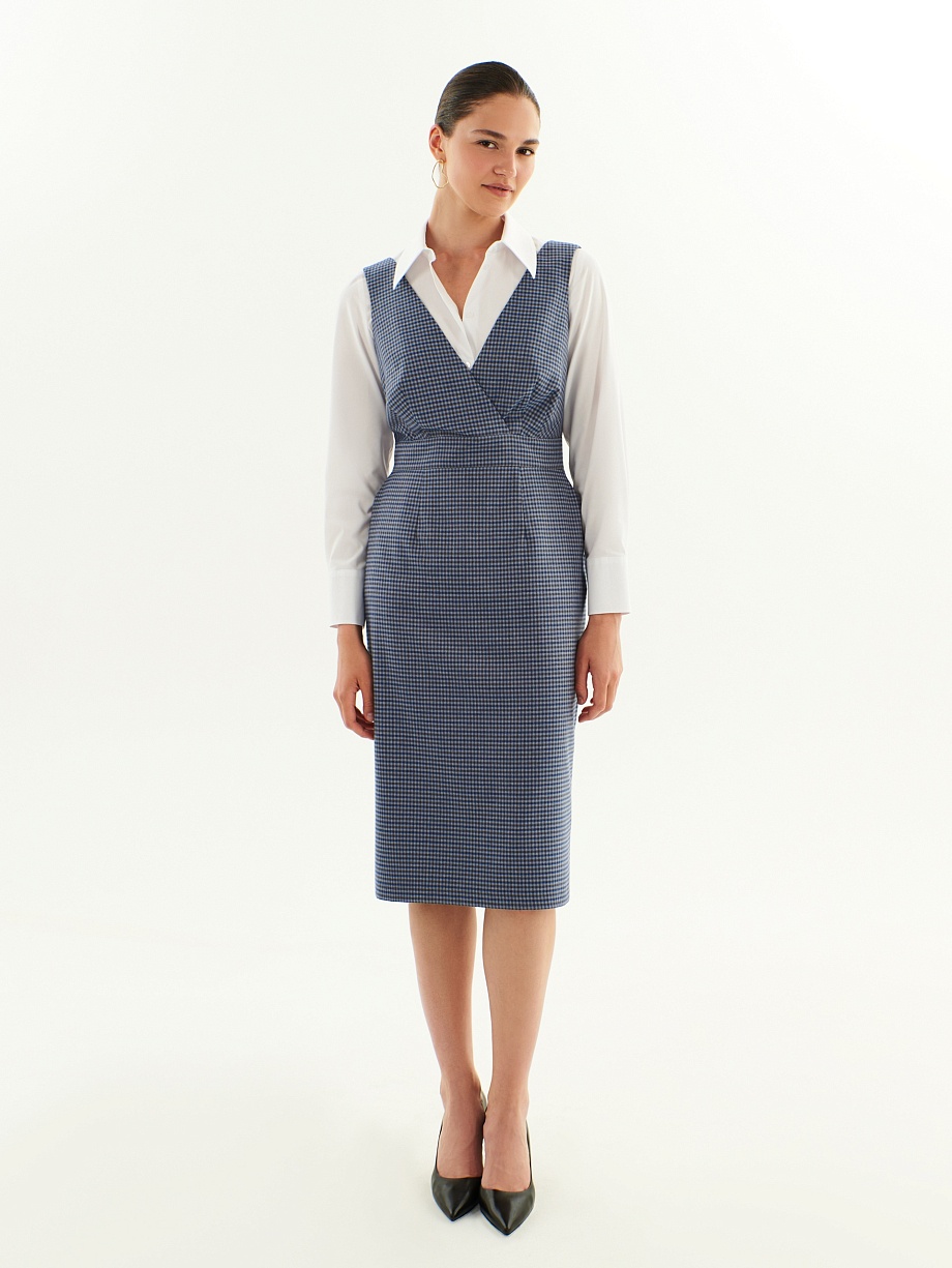 Приталенный сарафан на широких лямках с имитацией запаха