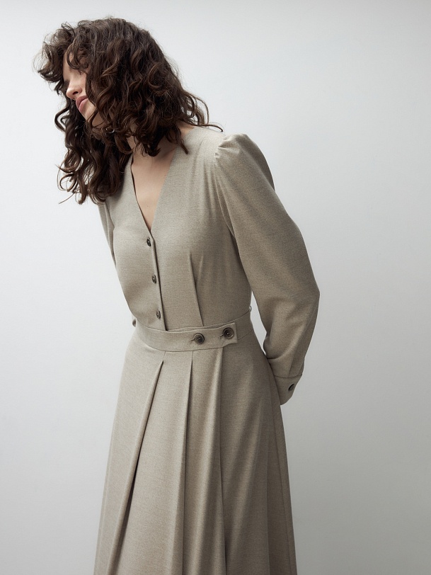 Приталенное платье на запах из костюмной ткани