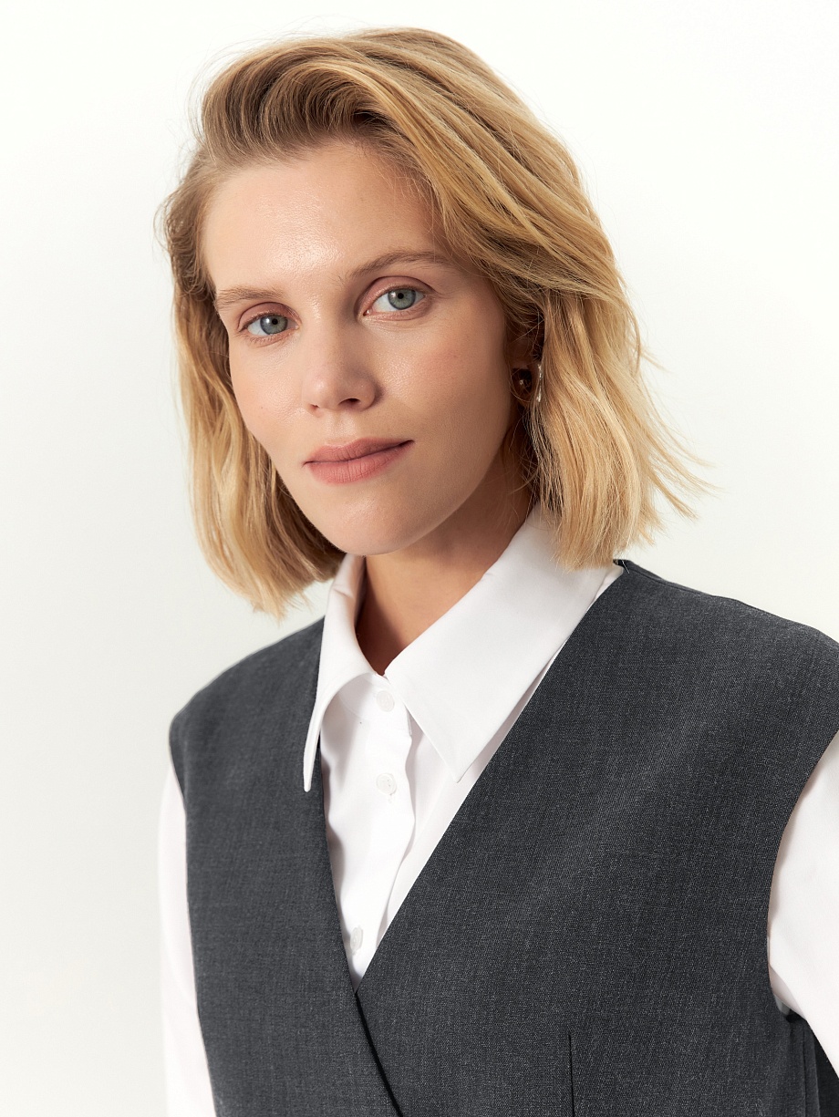 Жилет укороченный с вышивкой на спинке