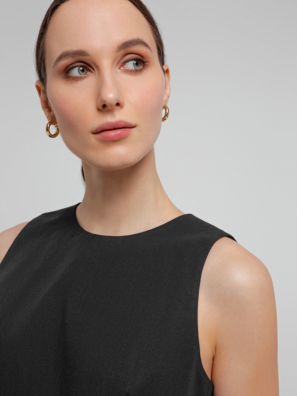 Летний комбинезон из тонкого хлопка с вырезом на спине