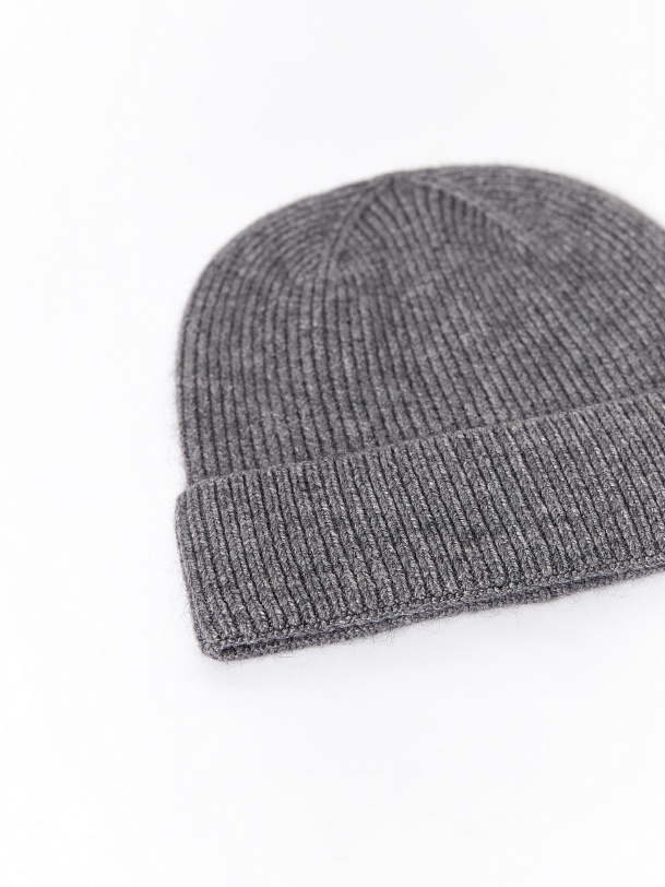 Демисезонная вязаная шапка-бини с ангорой