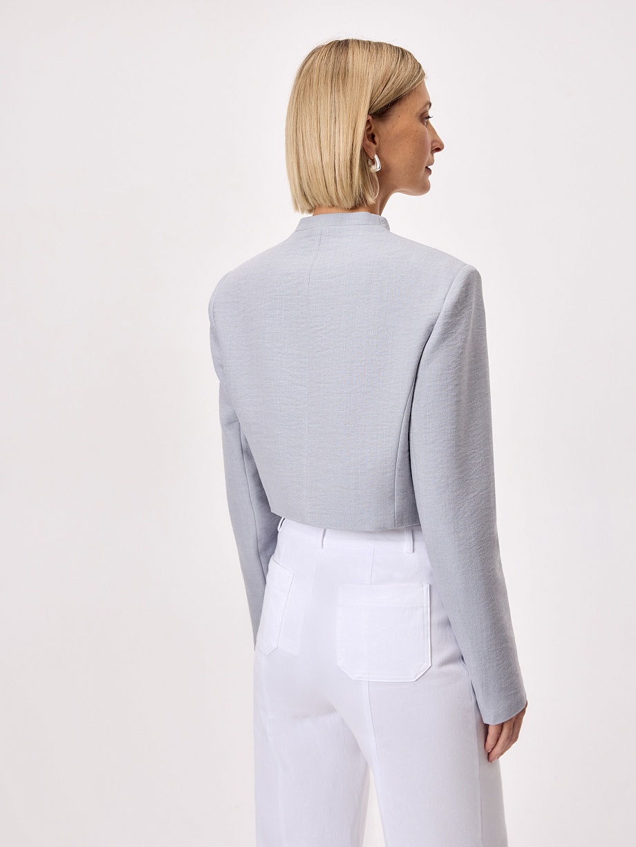 Укороченный жакет с декоративными пуговицами