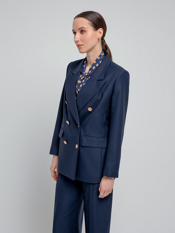 Удлиненный прямой двубортный жакет