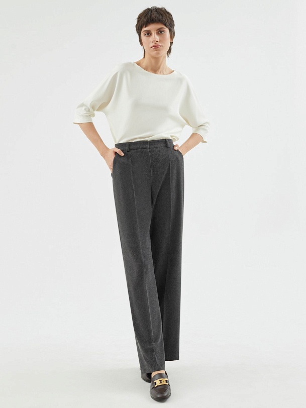 Широкие струящиеся брюки из костюмной ткани на резинке