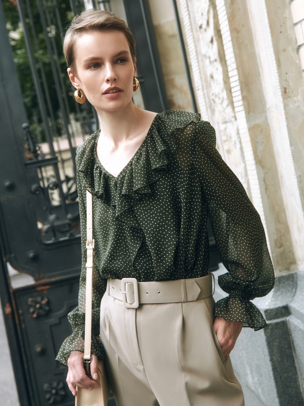 Блуза в горошек с объёмными рукавами