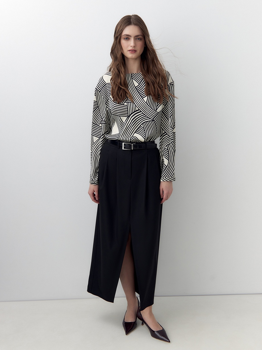 Свободная блуза из атласа с горловиной лодочка