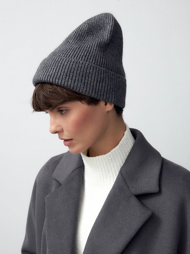 Демисезонная вязаная шапка-бини с ангорой