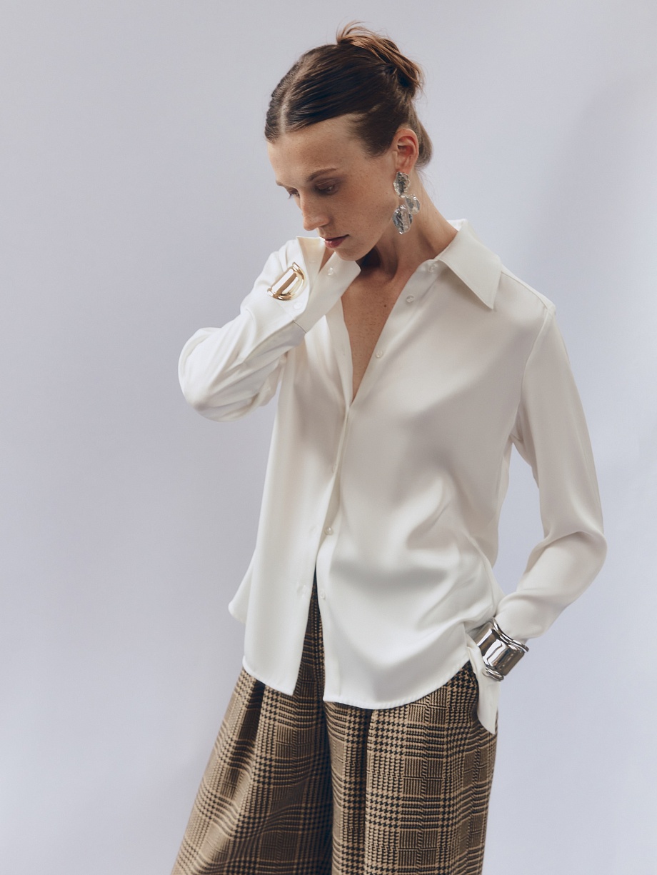 Приталенная блуза из атласной ткани