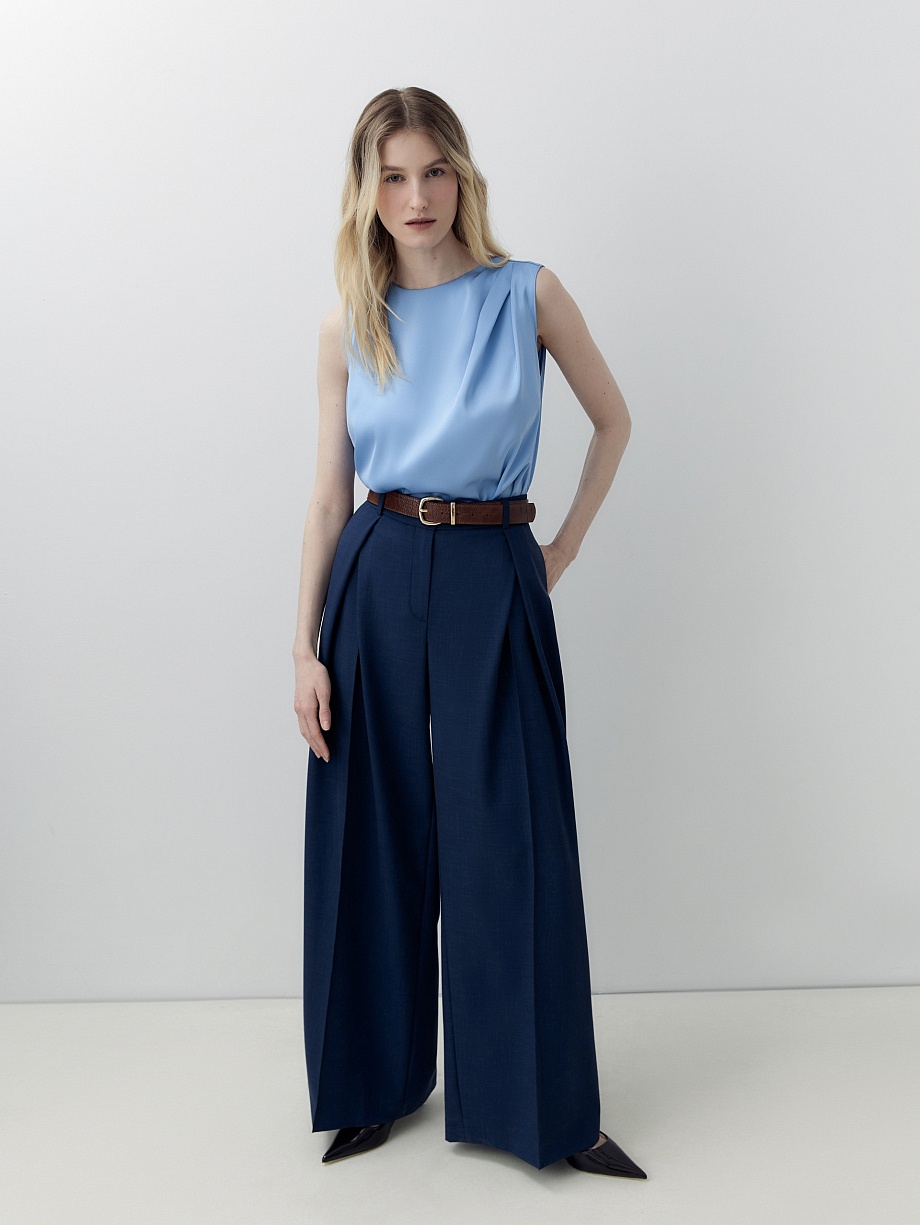 Прямая блуза из атласа со складками на плече