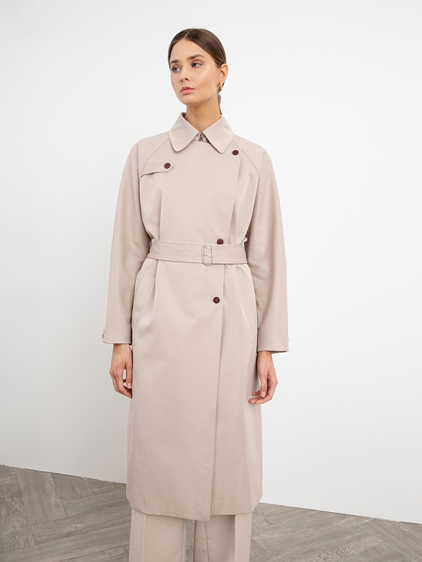 Двубортный бежевый тренч