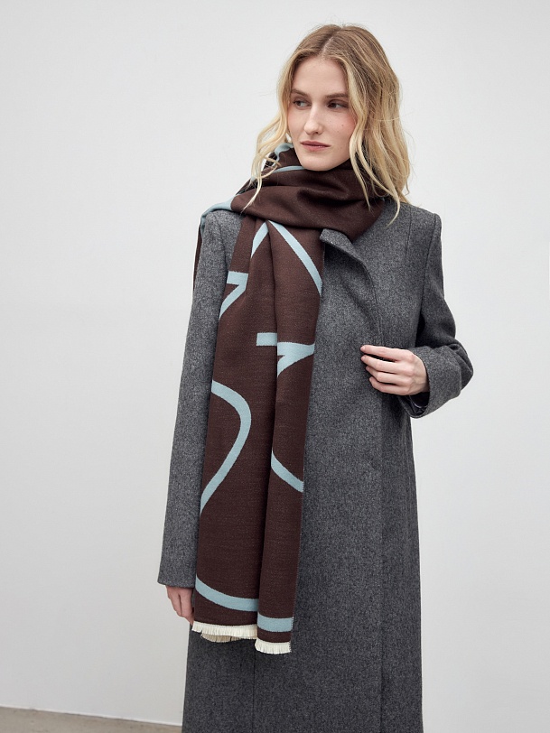 Широкий палантин с абстрактным принтом