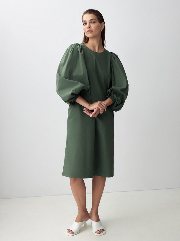 Свободное платье с объёмными рукавами