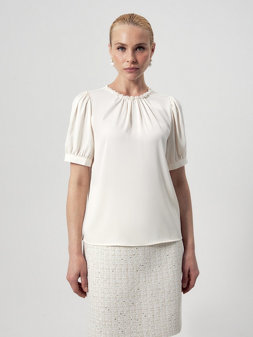 Блуза из атласа с декоративной горловиной