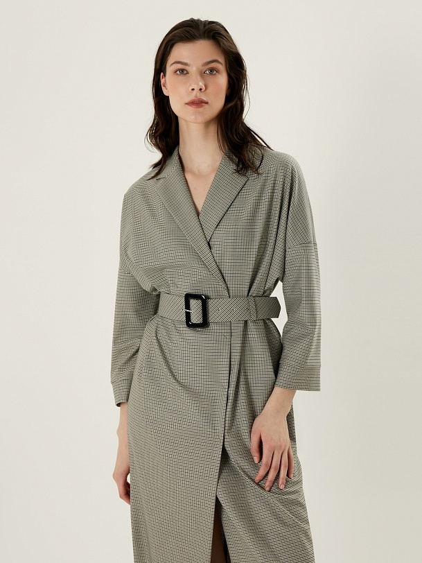 Свободное платье-халат из костюмной ткани с поясом