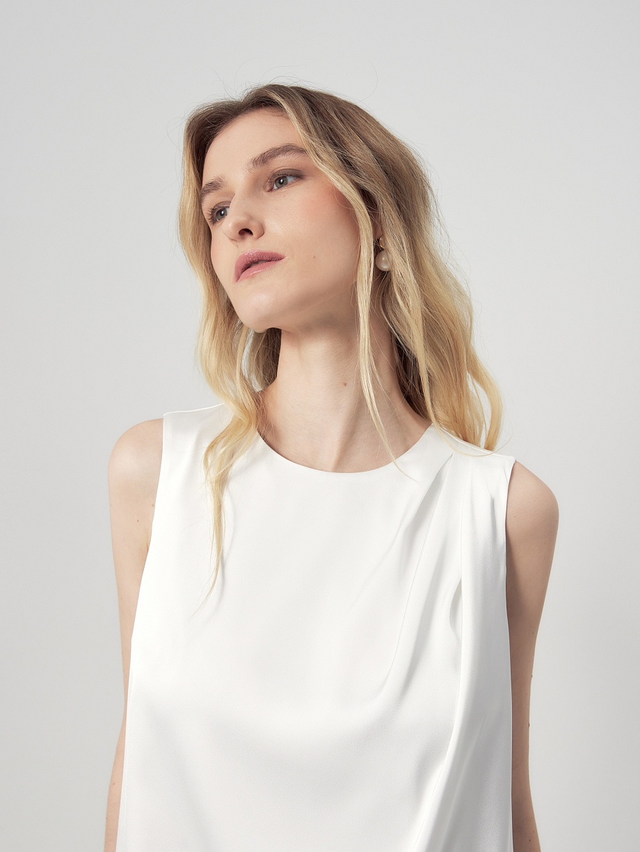 Прямая блуза из атласа со складками на плече