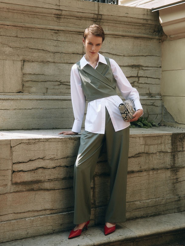 Прямые брюки в полоску на резинке