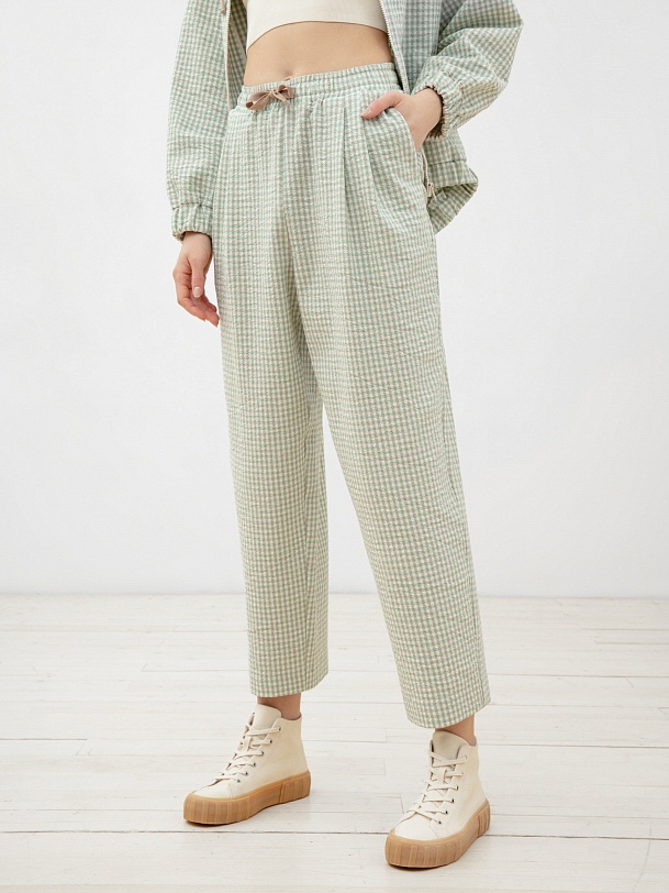 Хлопковые брюки-бананы в клетку