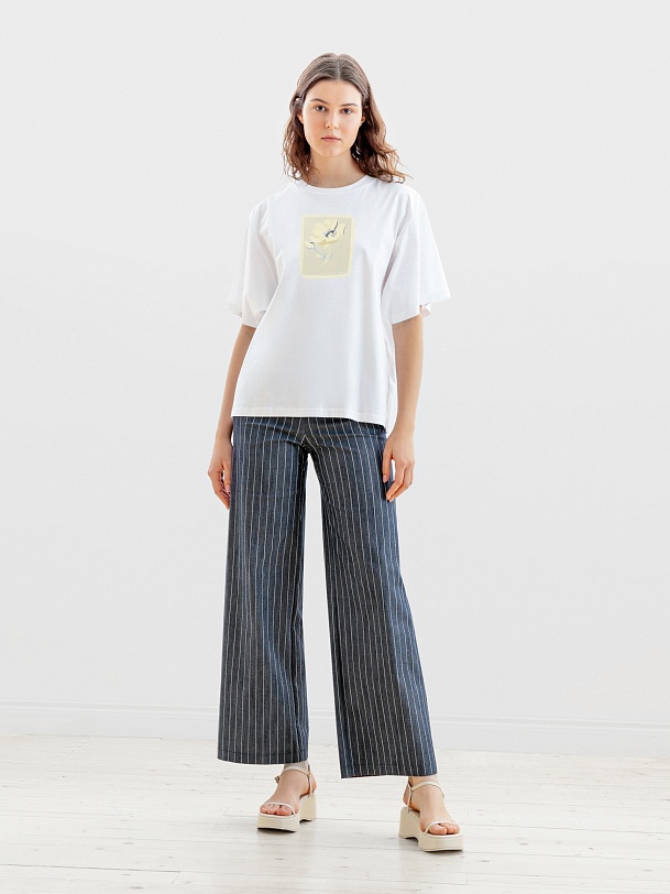 Белая прямая футболка с цветочным принтом