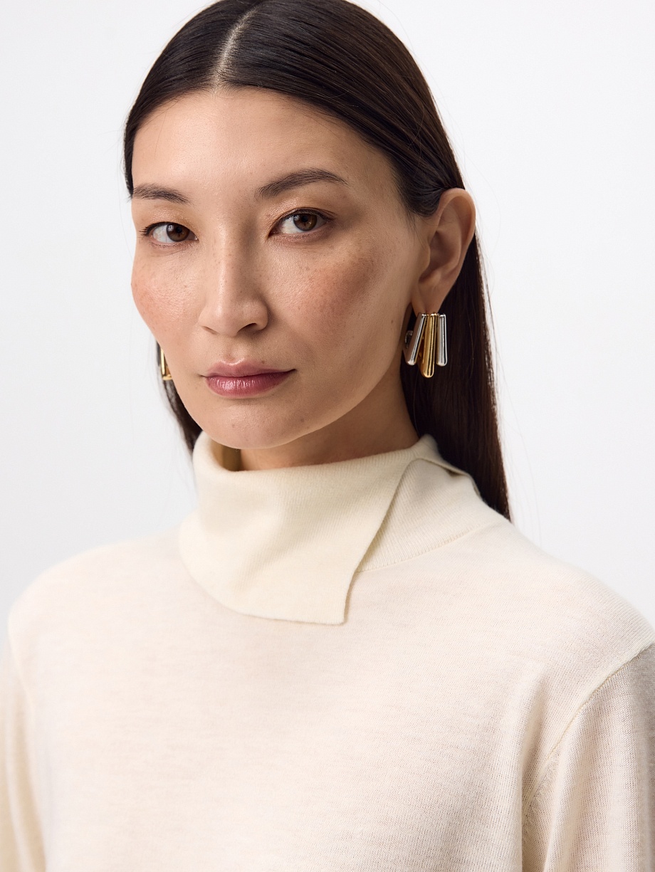 Свитер с асимметричным воротником