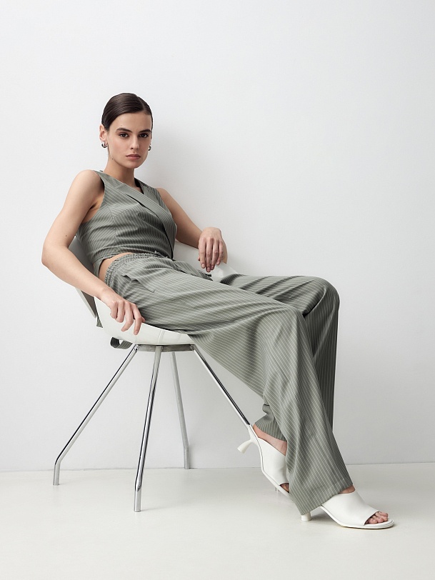 Прямые брюки в полоску на резинке