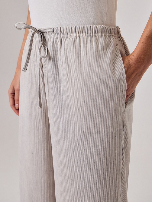 Летние брюки из льняной ткани