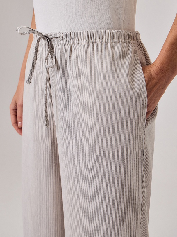 Летние брюки из льняной ткани