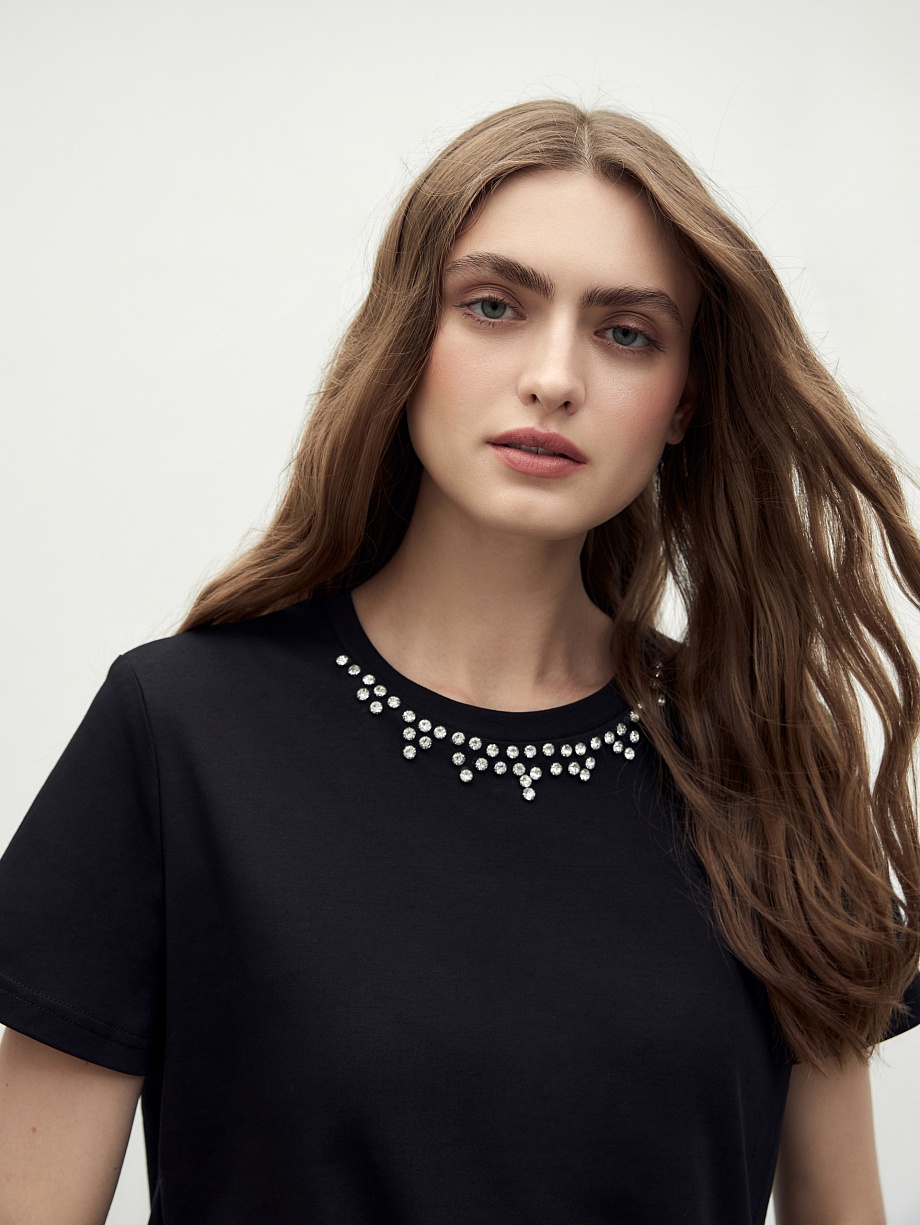 Футболка из 100% хлопка со стразами вдоль горловины