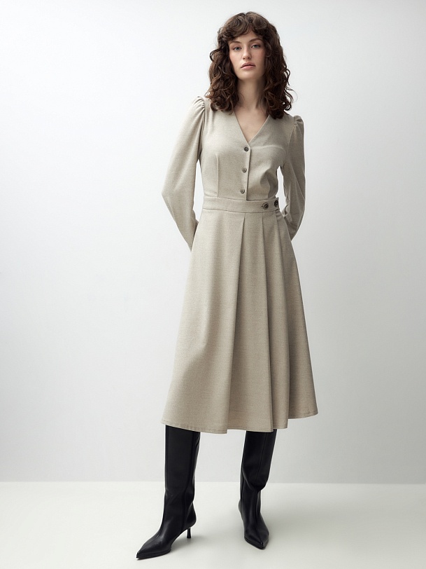 Приталенное платье на запах из костюмной ткани