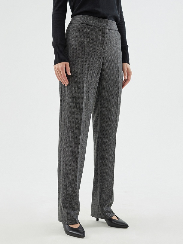 Классические прямые брюки со стрелками из костюмной ткани с принтом "елочка"
