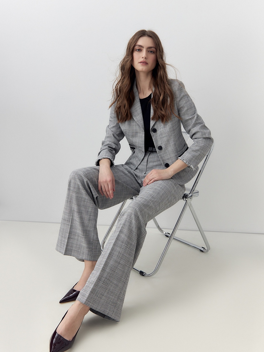 Укороченный приталенный жакет из твида