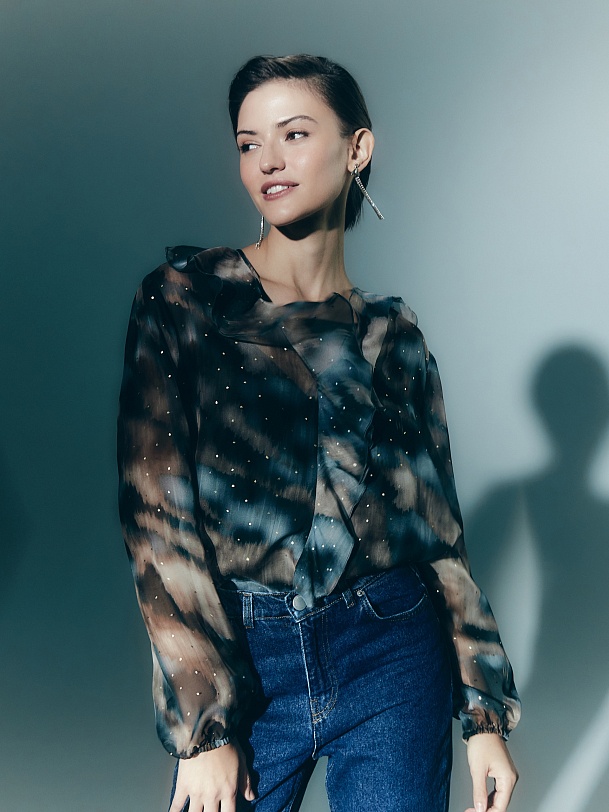 Полупозрачная блузка с рюшами на воротнике