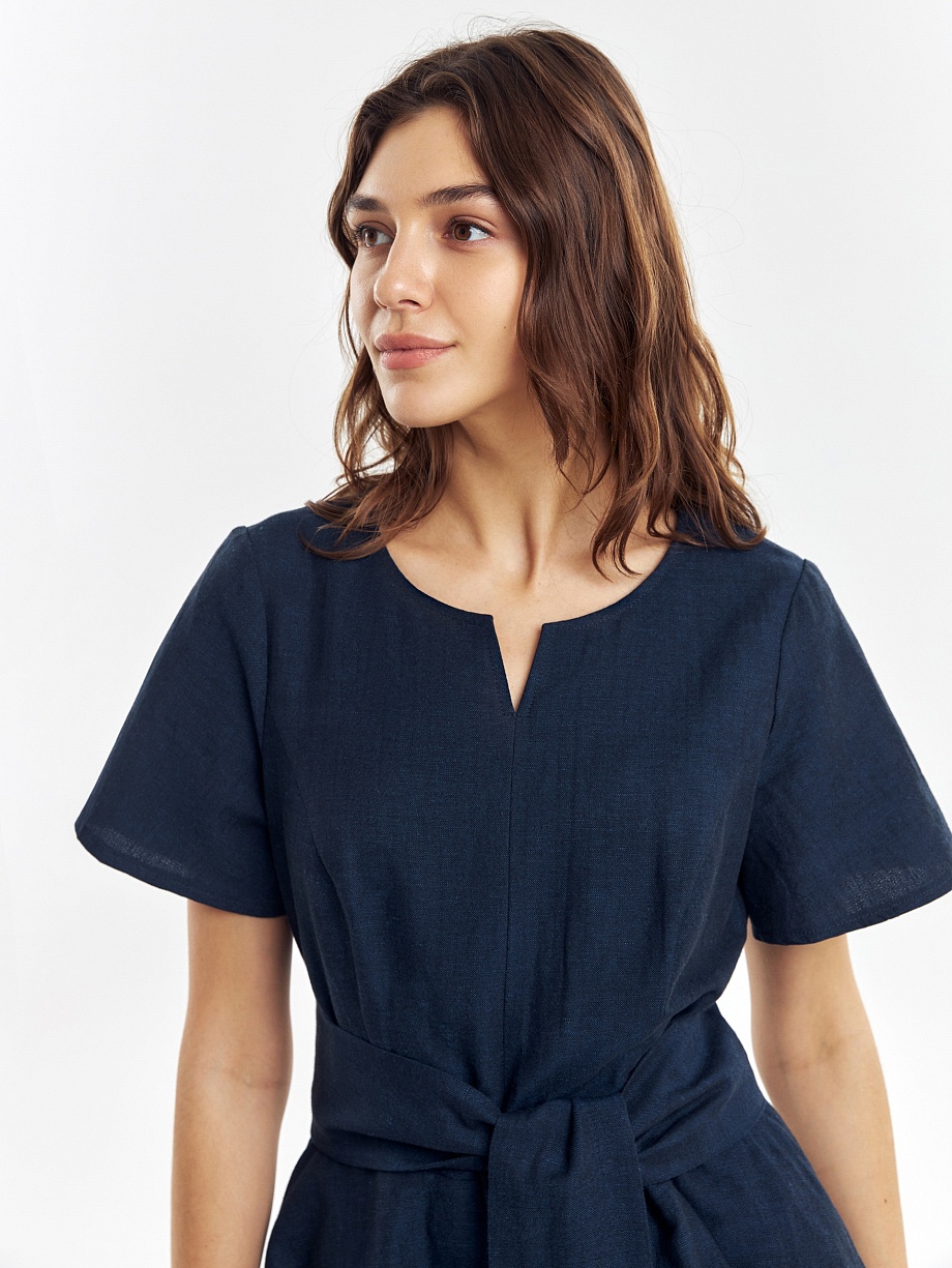 Приталенное платье из хлопка и льна