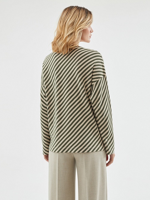 Свободный джемпер в диагональную полоску