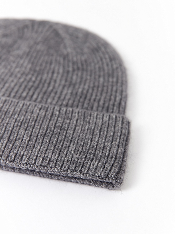 Демисезонная вязаная шапка-бини с ангорой