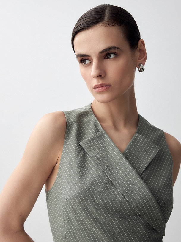 Жилет с лацканами и завязками на спине