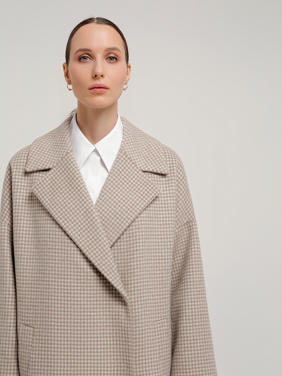 Двубортное укороченное пальто прямого силуэта